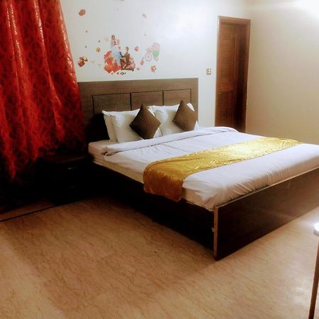 Luxury Living Rooms Near Agha Khan, Millennium, Nueplex Karachi Luaran gambar
