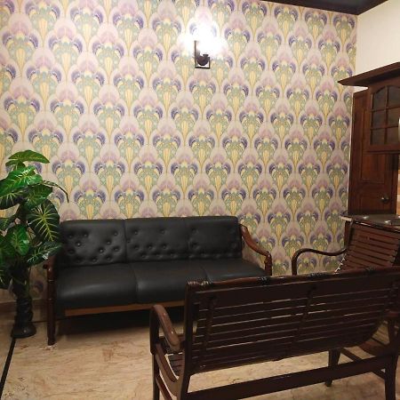 Luxury Living Rooms Near Agha Khan, Millennium, Nueplex Karachi Luaran gambar