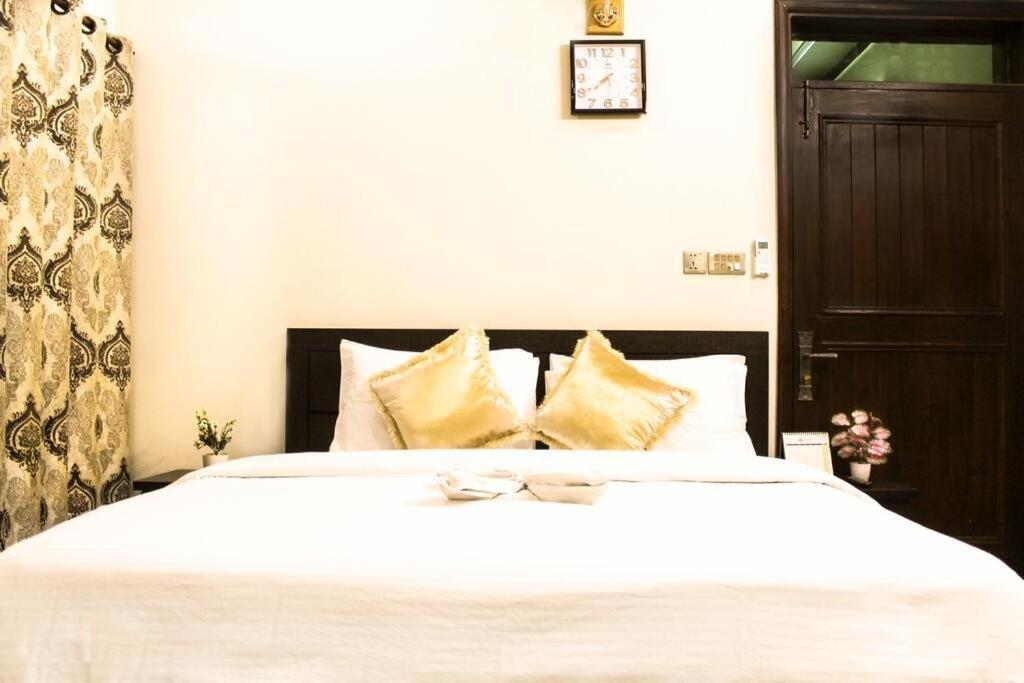 Luxury Living Rooms Near Agha Khan, Millennium, Nueplex Karachi Luaran gambar