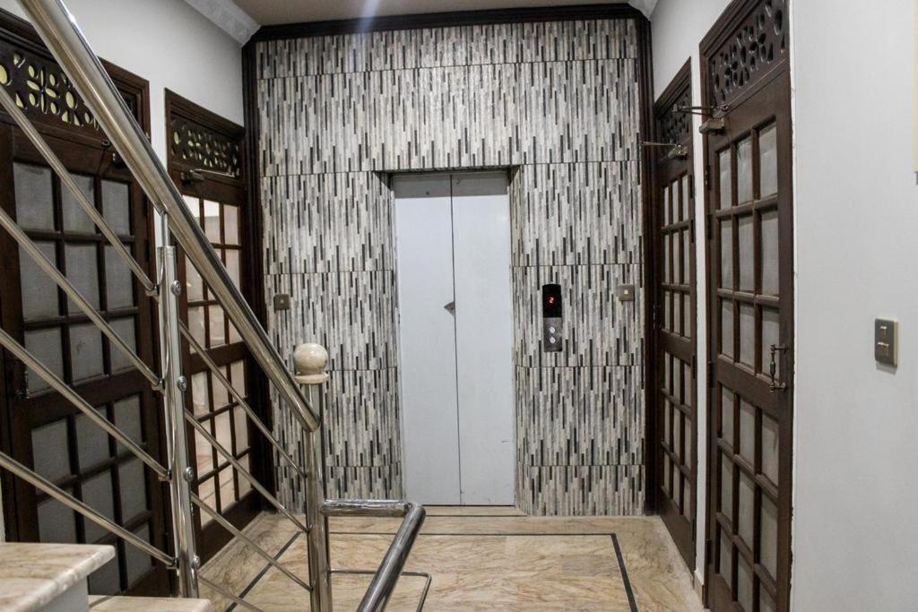 Luxury Living Rooms Near Agha Khan, Millennium, Nueplex Karachi Luaran gambar