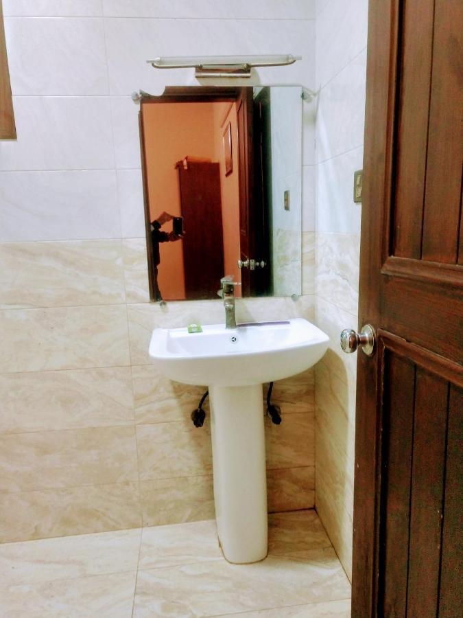 Luxury Living Rooms Near Agha Khan, Millennium, Nueplex Karachi Luaran gambar
