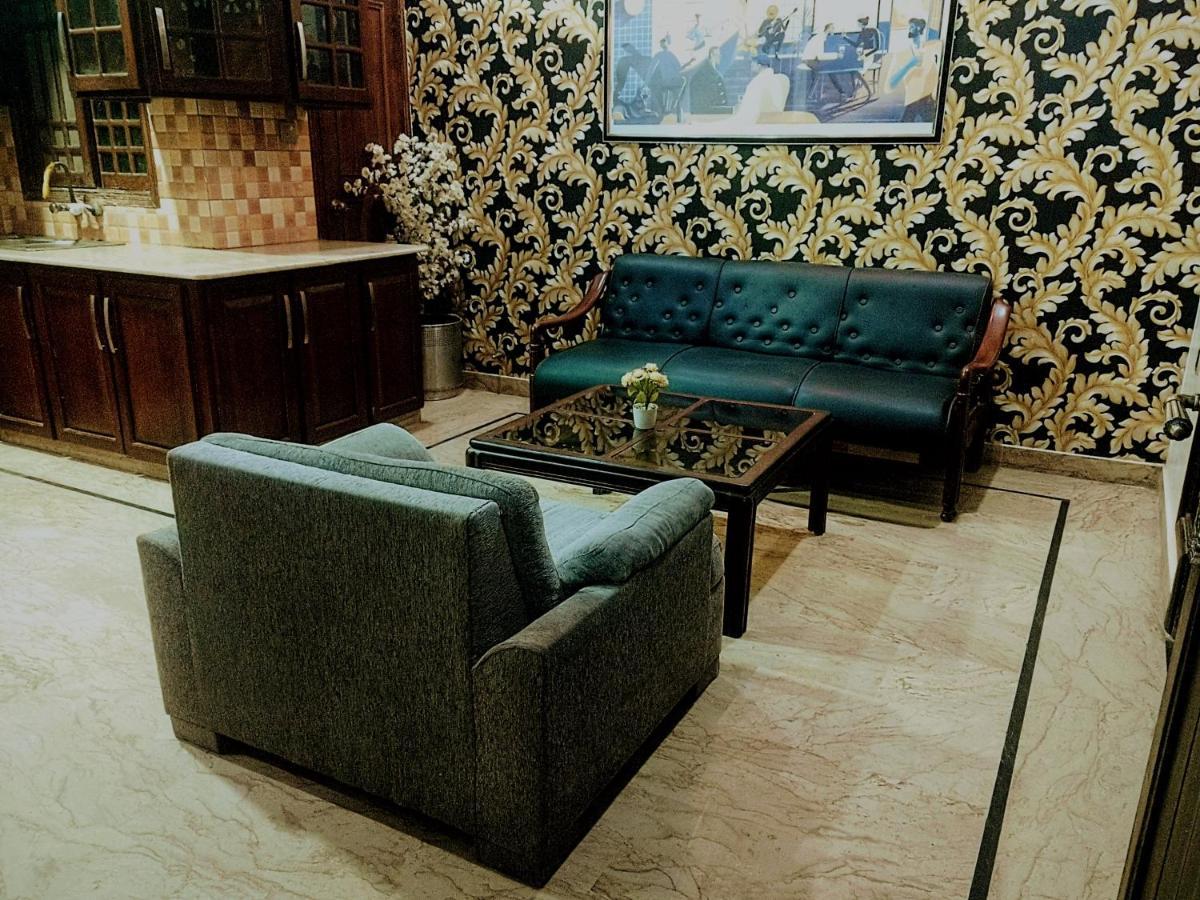 Luxury Living Rooms Near Agha Khan, Millennium, Nueplex Karachi Luaran gambar