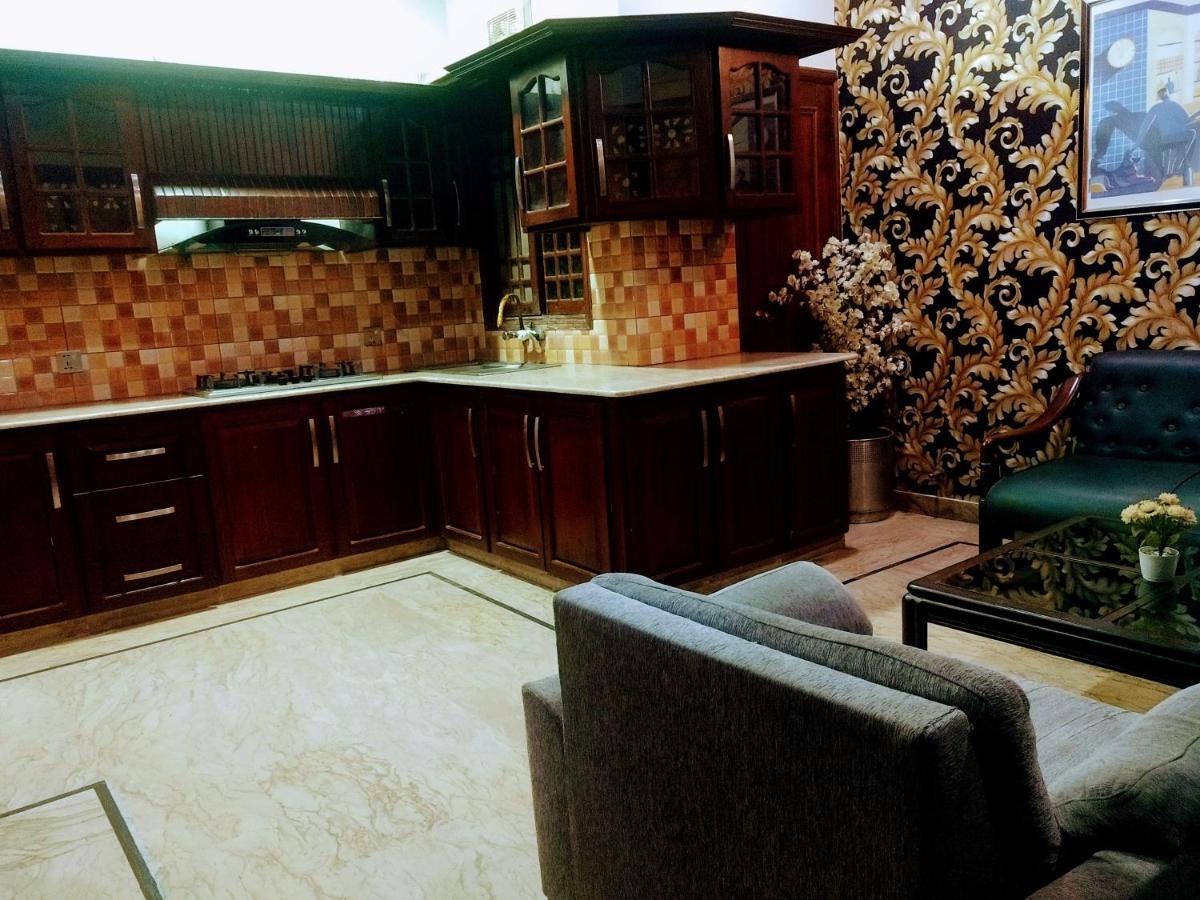 Luxury Living Rooms Near Agha Khan, Millennium, Nueplex Karachi Luaran gambar