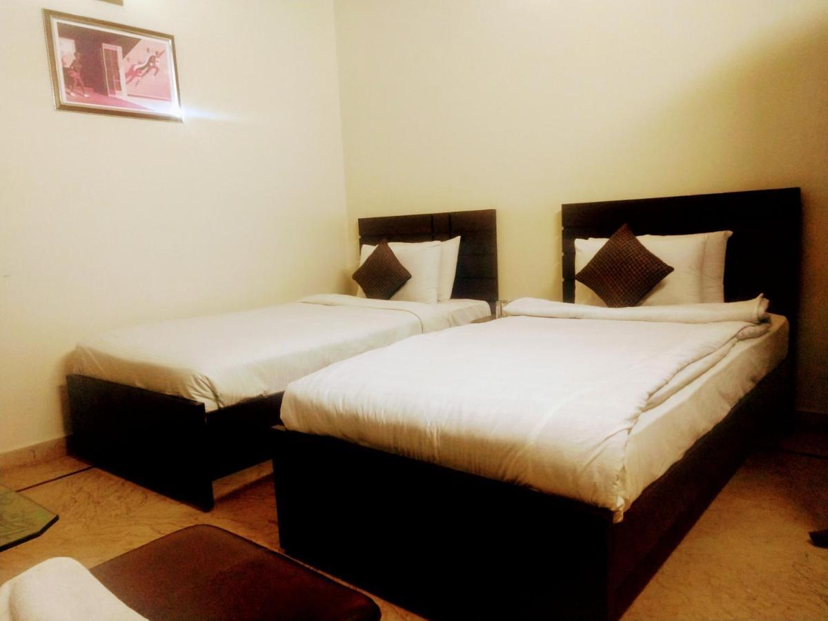 Luxury Living Rooms Near Agha Khan, Millennium, Nueplex Karachi Luaran gambar
