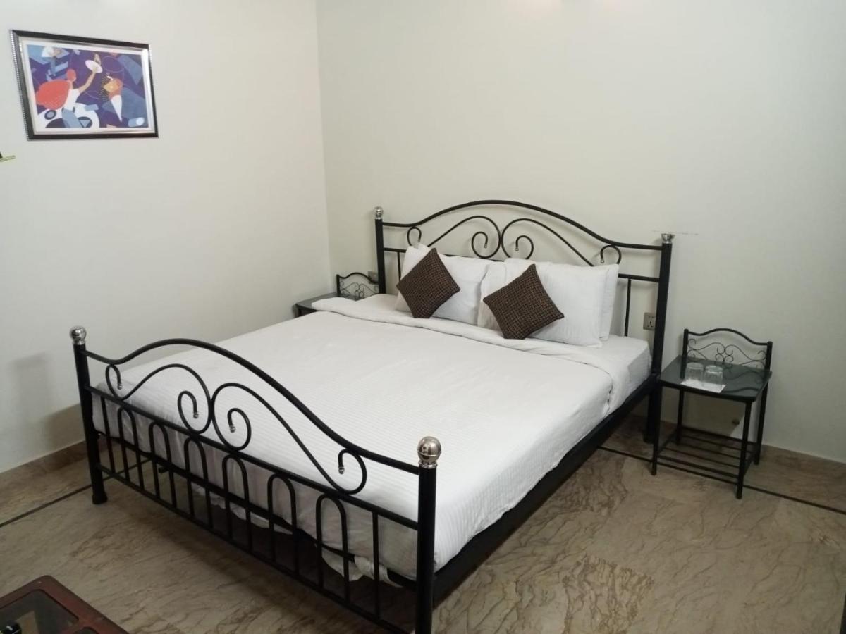 Luxury Living Rooms Near Agha Khan, Millennium, Nueplex Karachi Luaran gambar