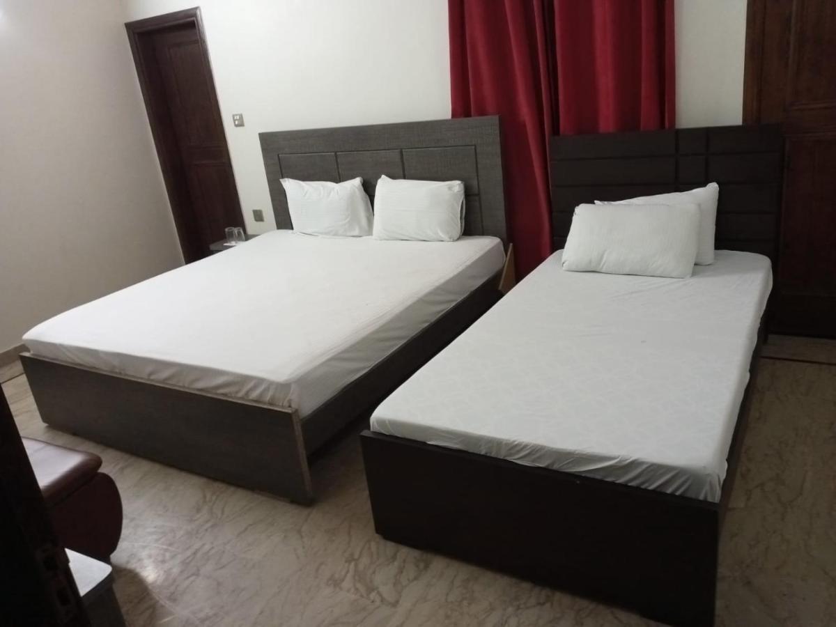 Luxury Living Rooms Near Agha Khan, Millennium, Nueplex Karachi Luaran gambar