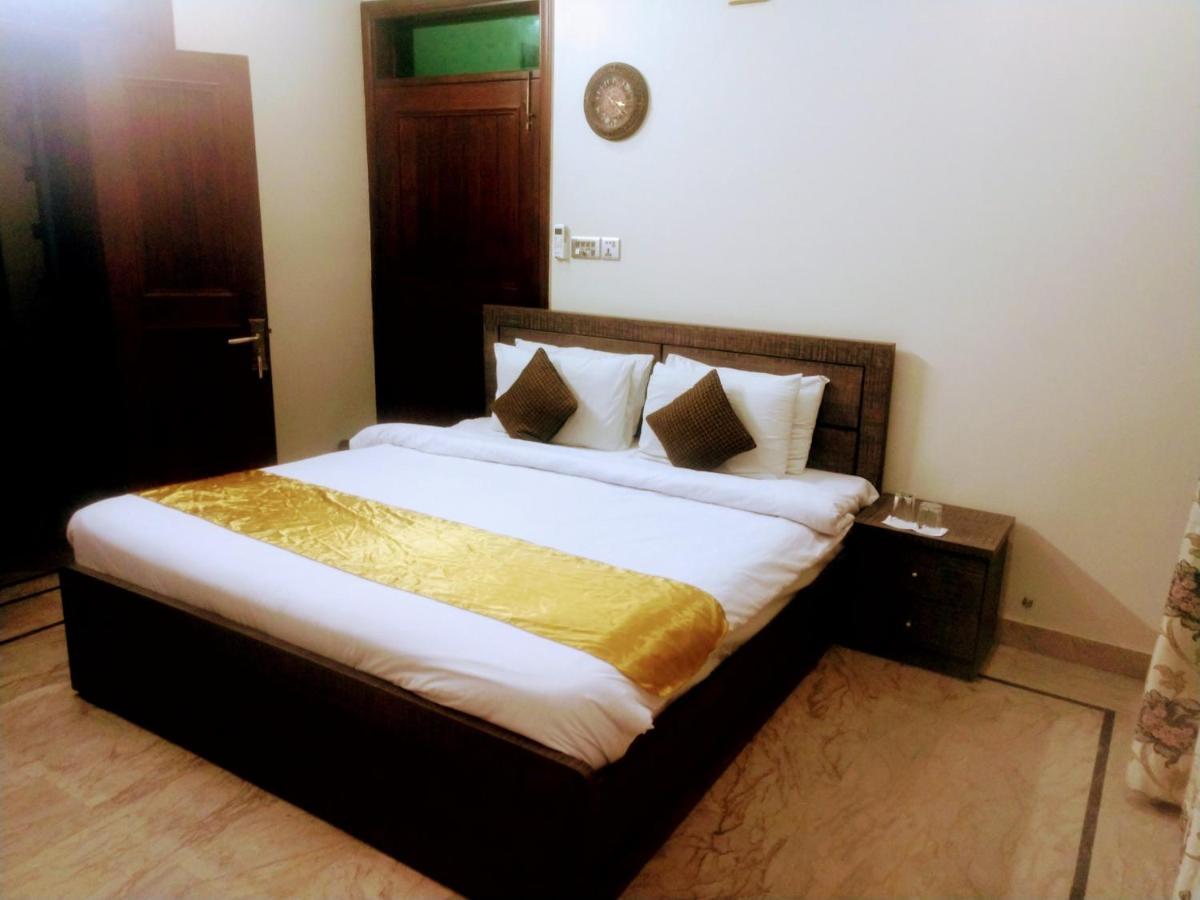 Luxury Living Rooms Near Agha Khan, Millennium, Nueplex Karachi Luaran gambar