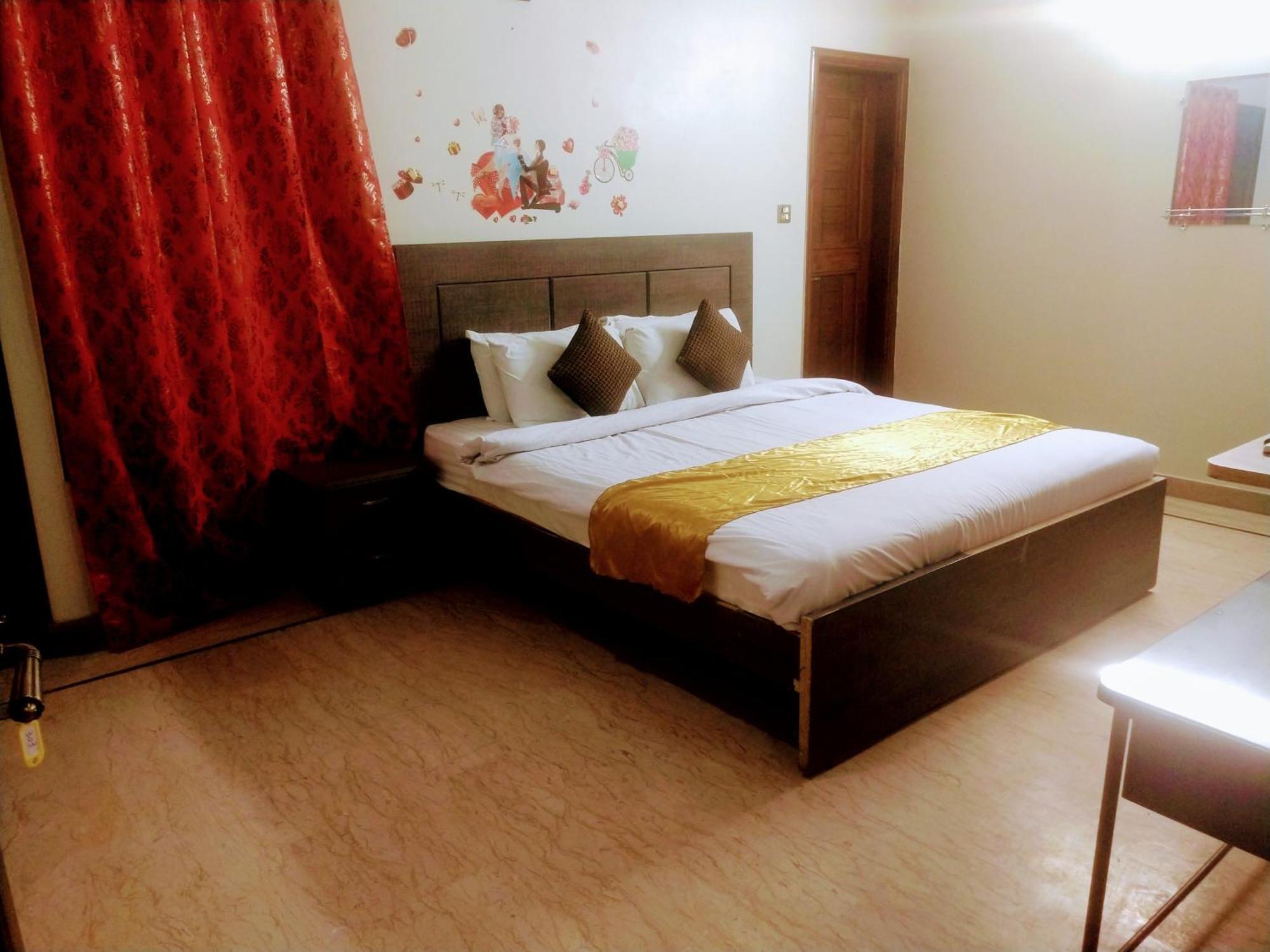 Luxury Living Rooms Near Agha Khan, Millennium, Nueplex Karachi Luaran gambar