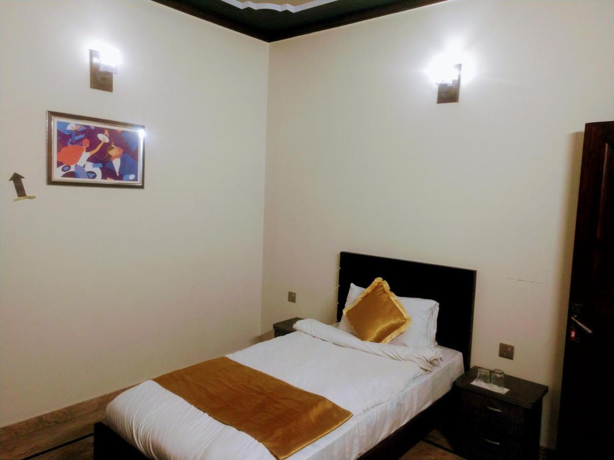 Luxury Living Rooms Near Agha Khan, Millennium, Nueplex Karachi Luaran gambar