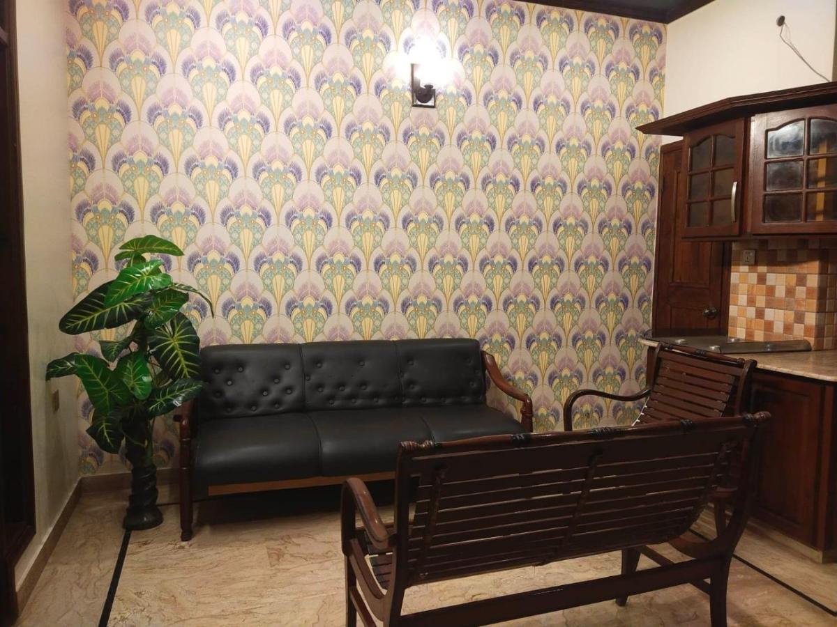 Luxury Living Rooms Near Agha Khan, Millennium, Nueplex Karachi Luaran gambar