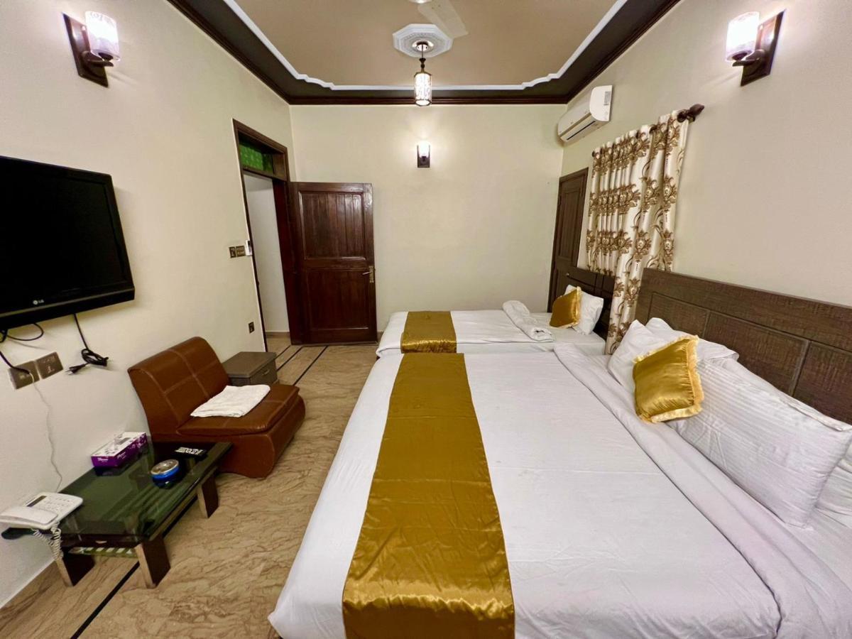 Luxury Living Rooms Near Agha Khan, Millennium, Nueplex Karachi Bilik gambar