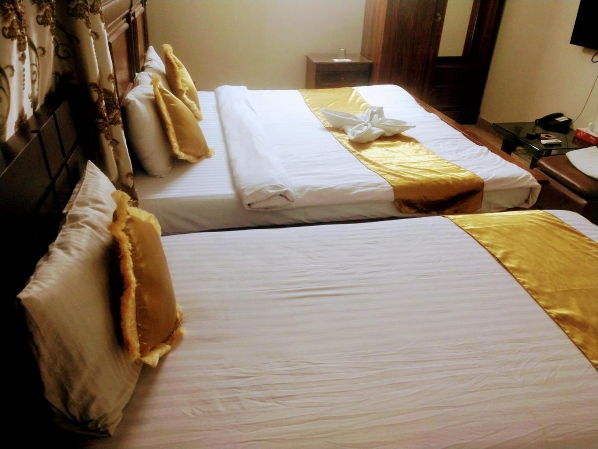 Luxury Living Rooms Near Agha Khan, Millennium, Nueplex Karachi Bilik gambar
